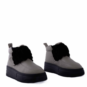 Botine damă cu floare neagră - Eleganță și confort!