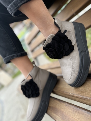 Botine damă cu floare neagră - Eleganță și confort!