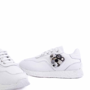 Adidași de piele albi, cu aplicații - Eleganță și confort!