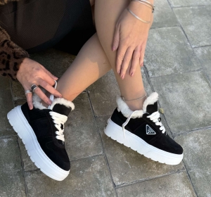 Adidași damă piele întoarsă neagră și blană albă - Confort și stil!