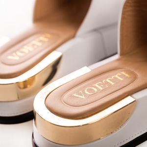 Șlapi damă piele albi cu aplicații metalice - Eleganță estivală!