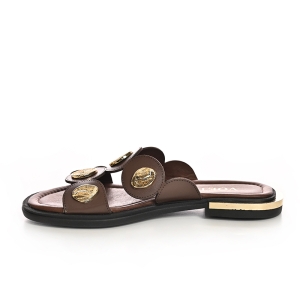 Sigur! Iată o sugestie:Papuci maro damă cu detalii aurii Voetti - Eleganță la fiecare pas!