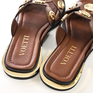 Sigur! Iată o sugestie:Papuci maro damă cu detalii aurii Voetti - Eleganță la fiecare pas!