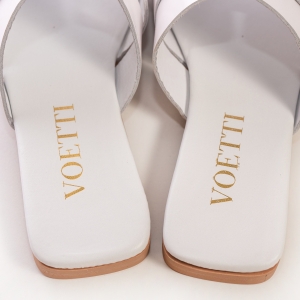 Sigur! Iată o sugestie:Papuci Dama Piele Albi cu Lanț Aurie - Eleganță și Confort