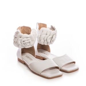 Sandale dama albe din piele cu floare – Eleganță la fiecare pas!