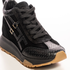 Sneakers înalți damă negri piele întoarsă cu talpă groasă maro.
