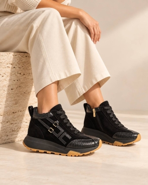 Sneakers înalți damă negri piele întoarsă cu talpă groasă maro.